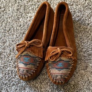 Minnetonka Brown Moccasins with Patterned Toe 8.5